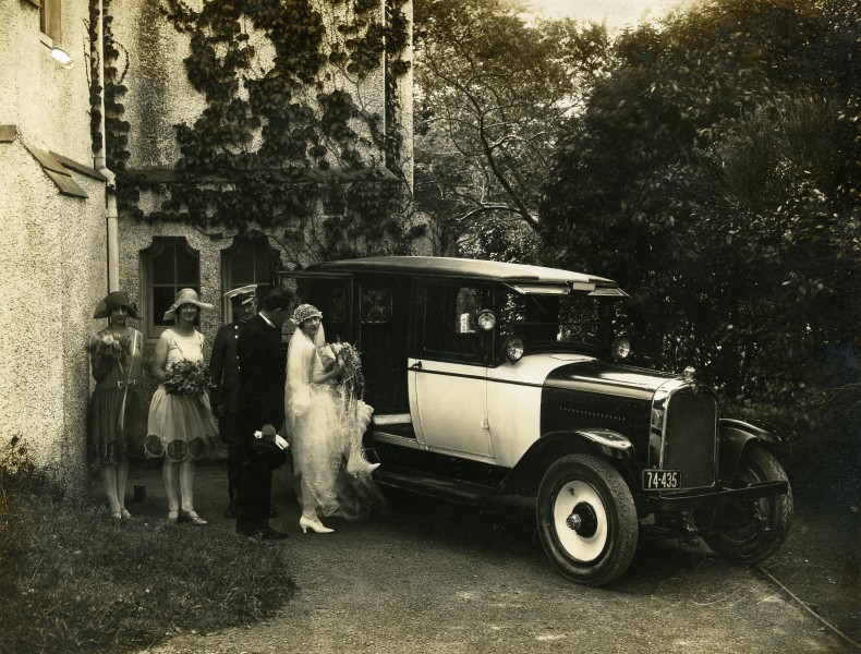 A 1927 wedding group (14762429715)