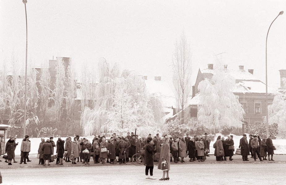 Čakanje na avtobus na Glavnem trgu 1962