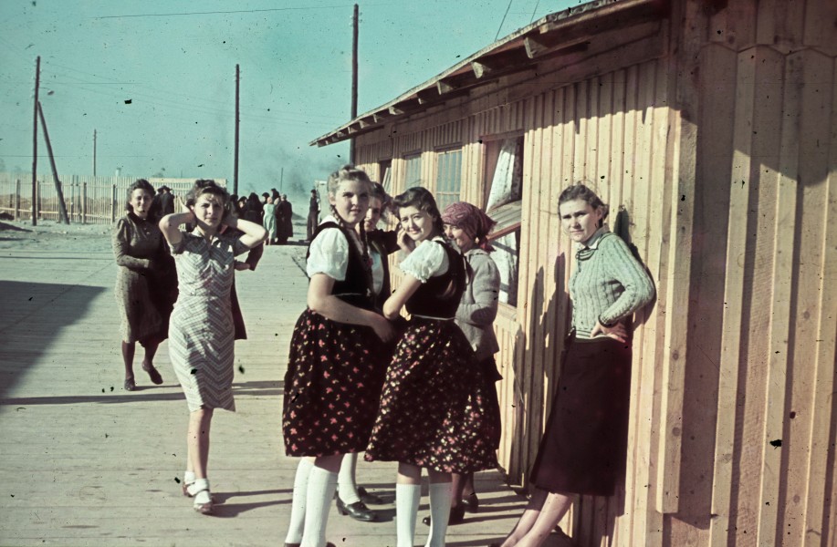 A Besszarábiából menekített német nemzetiségűek átmeneti tábora. Fortepan 84021