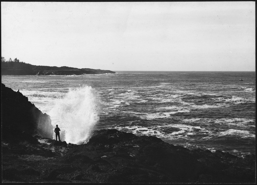 A SPOUTING HORN AT DEPOE BAY - NARA - 520106