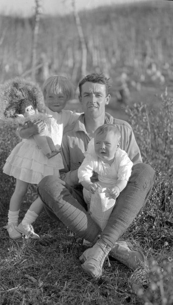 Albert Wright with daughter Nellie and son Chuck (23957707570)