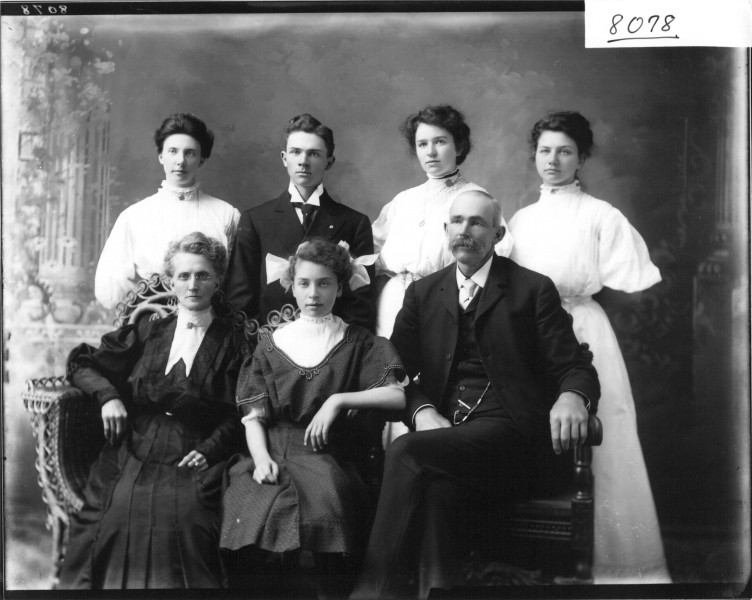An. N. Miller family portrait 1907 (3191896367)