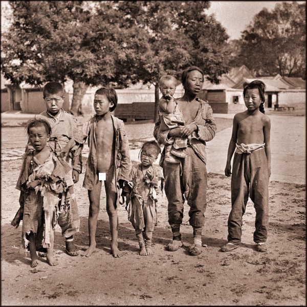 Beggars, Beihai Park (c1917-1919) Sydney D. Gamble (RESTORED) (4072932711)