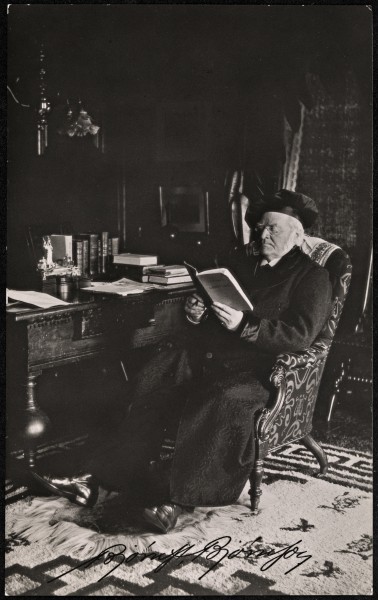 Bjørnstjerne Bjørnson leser på kontoret, ca 1902 (8935290004)