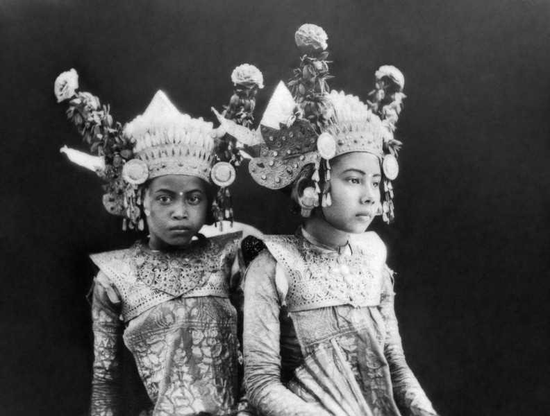 COLLECTIE TROPENMUSEUM Portert van twee jonge Balinese danseressen TMnr 10004678b