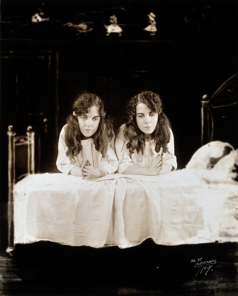 Daisy and Violet Hilton, conjoined twins, dressed for bed, k Wellcome V0029591