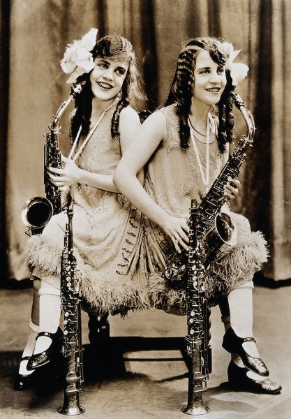 Daisy and Violet Hilton c1927a