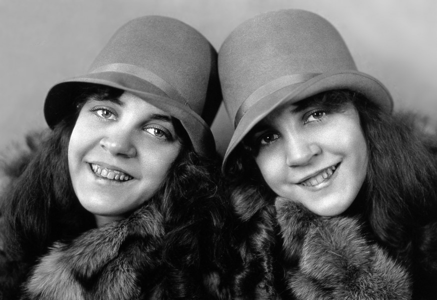 Daisy and Violet Hilton c1927e