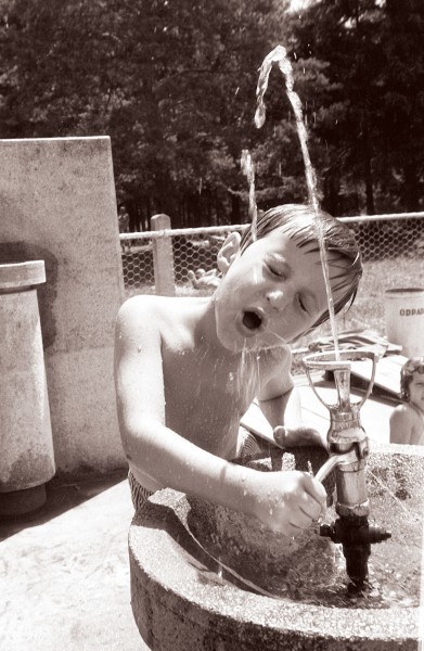 Deček ob vodometu 1961