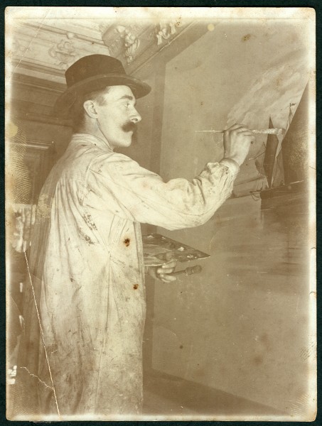 Der Maler Wilhelm Mohrbotter im Atelier in Celle beim Malen eines Segelschiffes, Selbstaufnahme mit Fingerabdruck