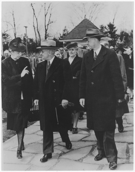 Eleanor Roosevelt and Truman in Hyde Park, New York - NARA - 196761