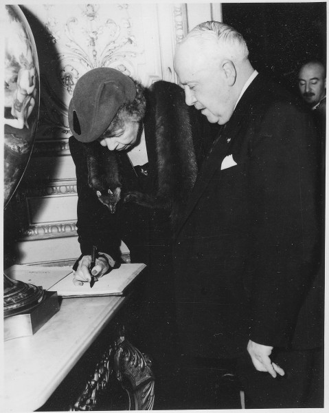 Eleanor Roosevelt in Lannoy, France - NARA - 195818