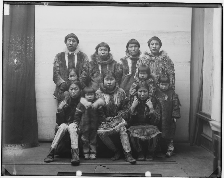 Eskimo group - NARA - 523820