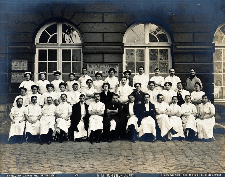 F. Lejars and the staff of Saint-Antoine hospital, Paris. Ph Wellcome V0028224