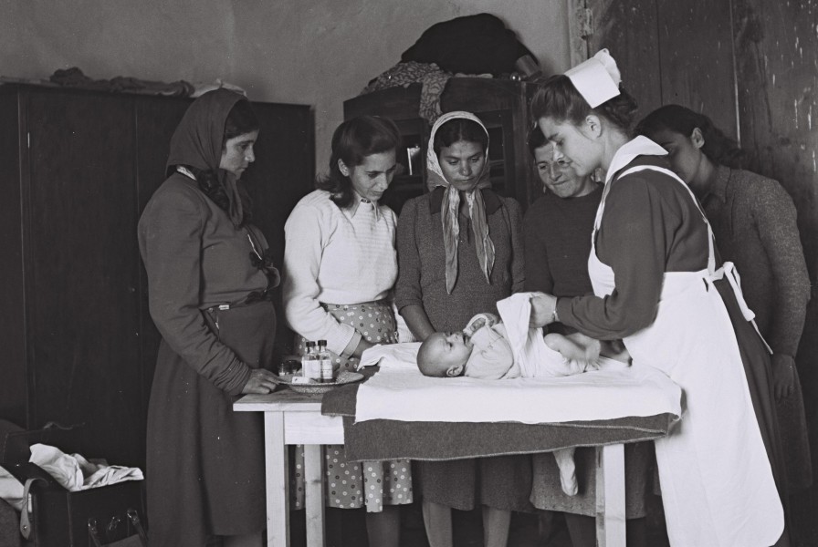 Flickr - Government Press Office (GPO) - A nurse in Yehud demonstrating to young immigrant mothers how to diaper their babies