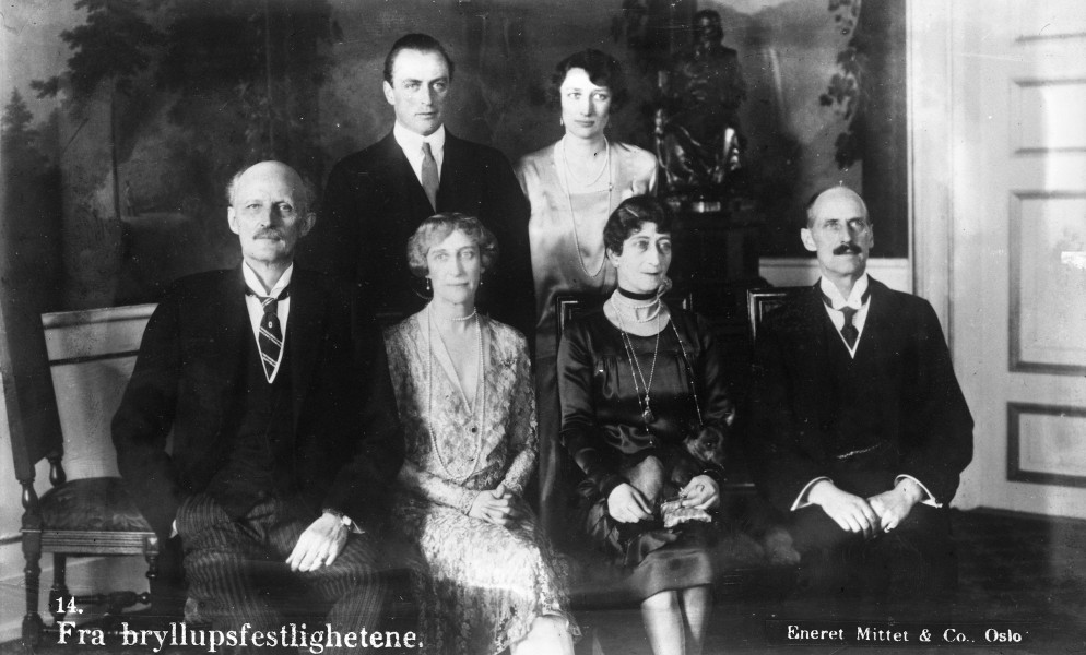 Fra bryllupsfestlighetene. - U179