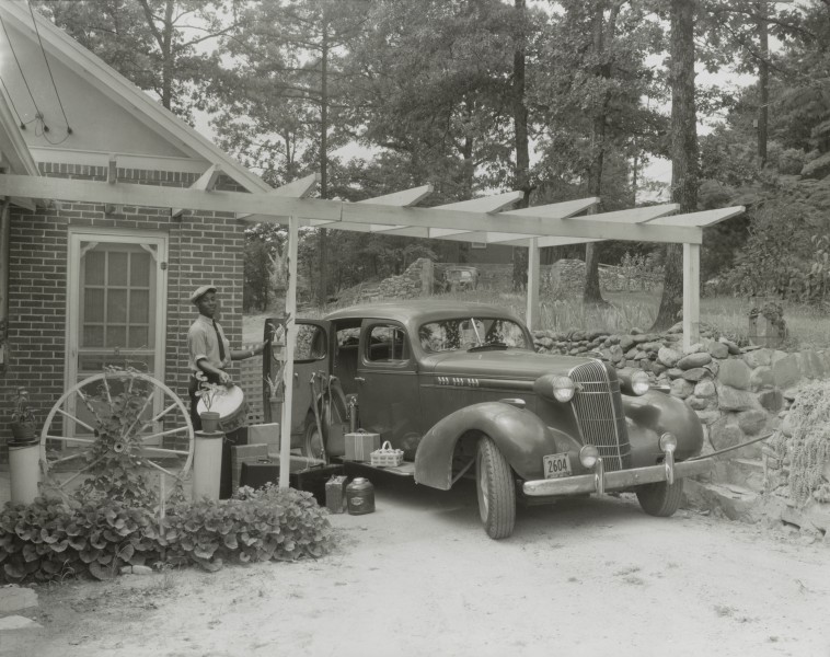 Frances B. Johnston's car and Huntley at the Wheel Inn, Morganton, N.C., photograph by Frances Benjamin Johnston - LoC 31739u
