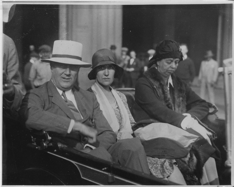 Franklin D. Roosevelt, Missy, and Eleanor Roosevelt - NARA - 197129