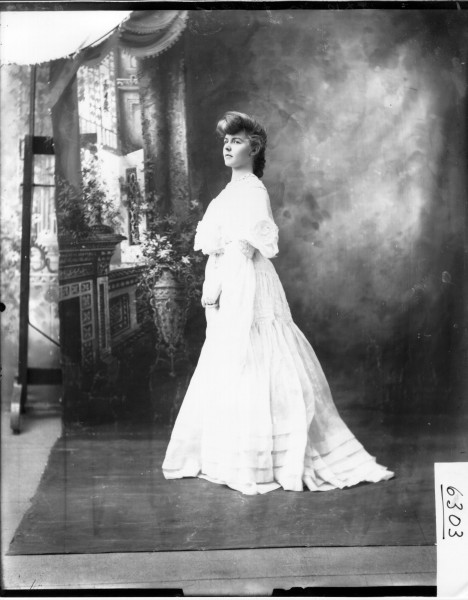 Full length portrait photograph of Fannie Hardy 1904 (3193521655)