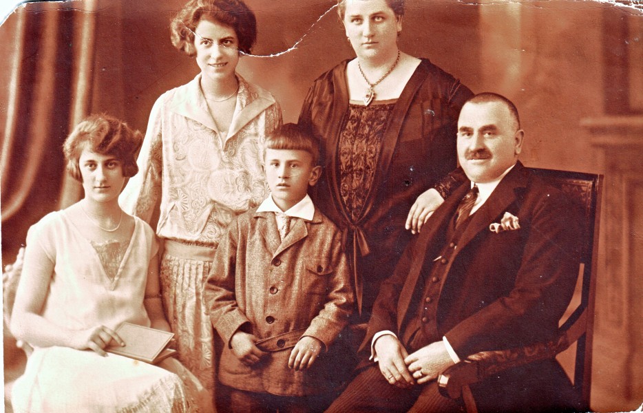 Furrier's family Kuhn, Berlin, about 1930