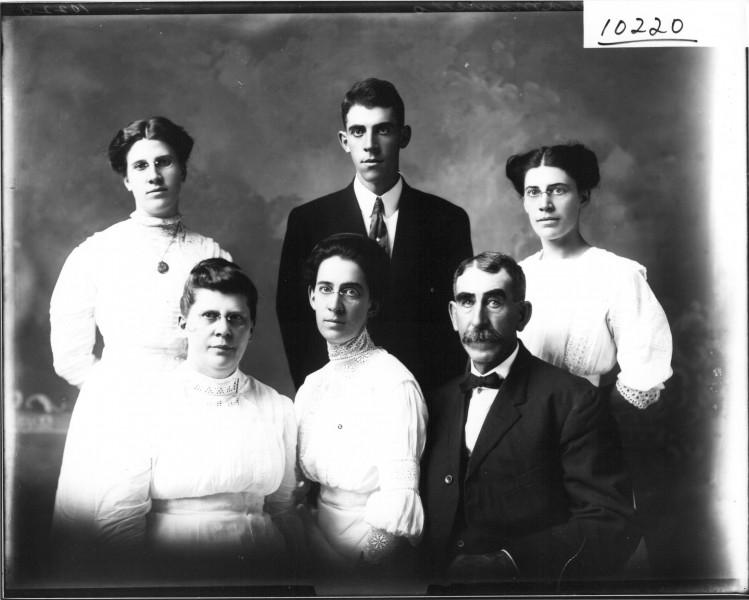 G. W. Harris family portrait 1910 (3191751568)