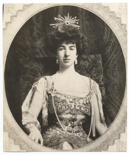 Gertrude Vanderbilt Whitney with pearls