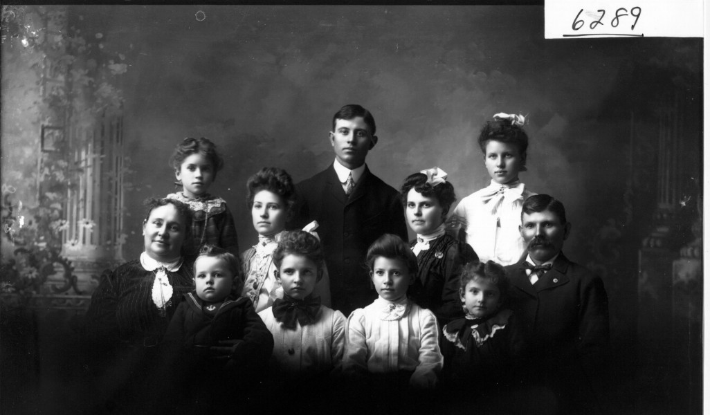 Group portrait of D. L. Brate family 1904 (3196827556)