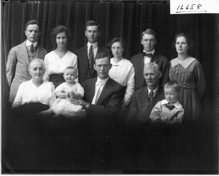 Group portrait of the John Stout Family 1917 (3192262558)