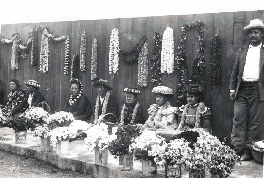 Hawaiian lei venders, c. 1901