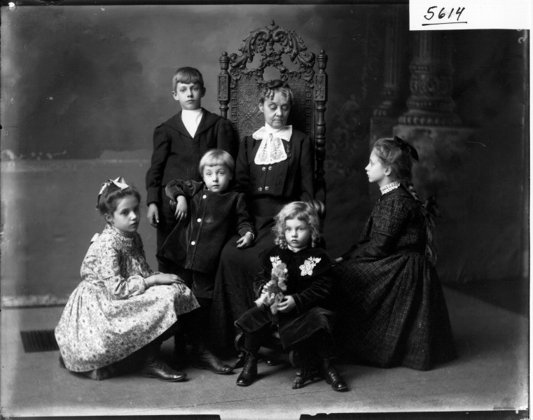 Henrietta McGuffey Hepburn with her grandchildren 1903 (3191474627)