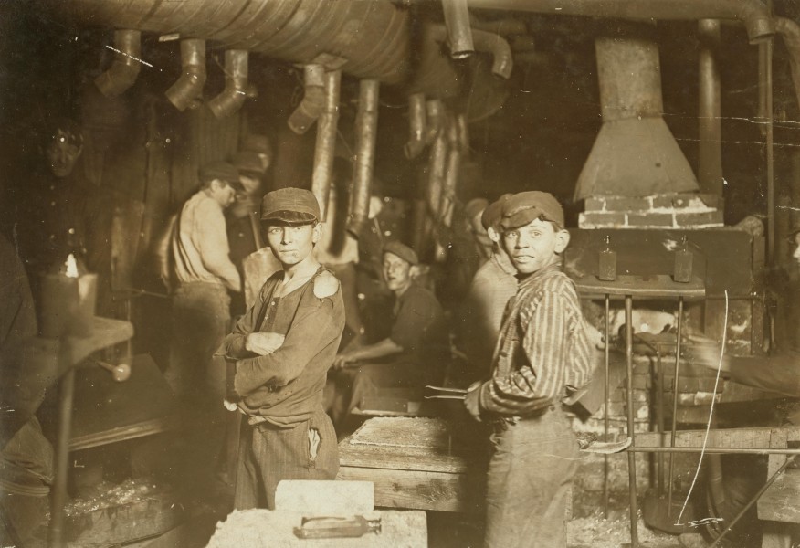 Hine - Indiana glassworks, midnight 1908