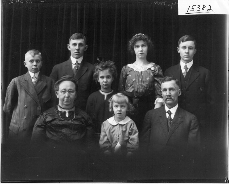 James Sheard family portrait 1916 (3192247944)