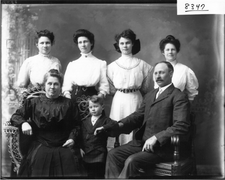Jessie Petree family portrait 1908 (3194696247)