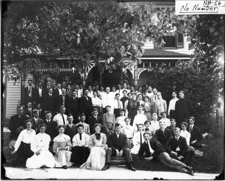 Large group portrait at front of house n.d. (3191801427)