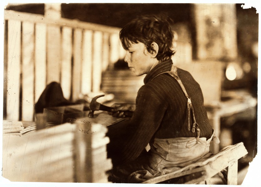 Lewis Hine, Boy making melon baskets, Evansville, Indiana, 1908