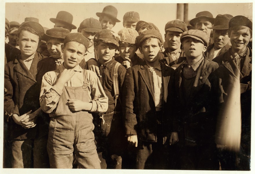 Lewis Hine, Doffer boys, Knoxville, 1910