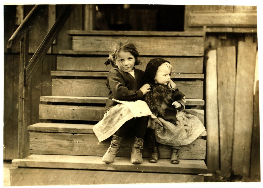 Lewis Hine, Little Julia tending baby at home, Bayou La Batre, Alabama, 1911