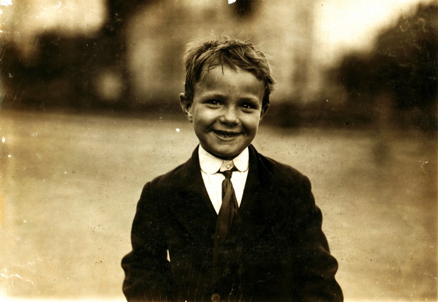 Lewis Hine, Tootsie, six years, newsboy, Washington, D.C., 1912