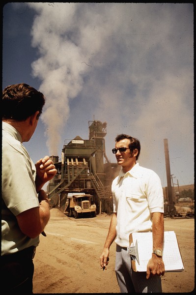 LOU DOOLEY, REGISTERED SANITARIAN WITH AIR POLLUTION CONTROL BOARD, TALKS WITH THE OWNER OF AN ASPHALT BATCH PLANT - NARA - 542546