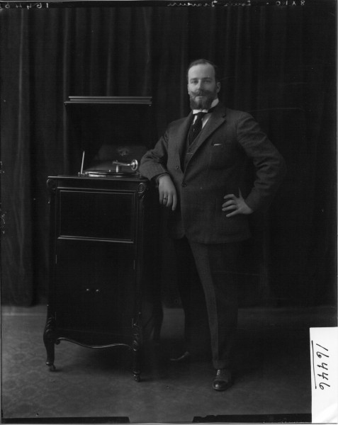 Louis Graveure with phonograph 1917 (3190714531)