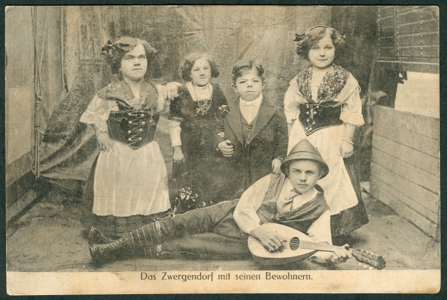 Ludwig Hemmer PC Das Zwergendorf mit seinen Bewohnern. Bildseite