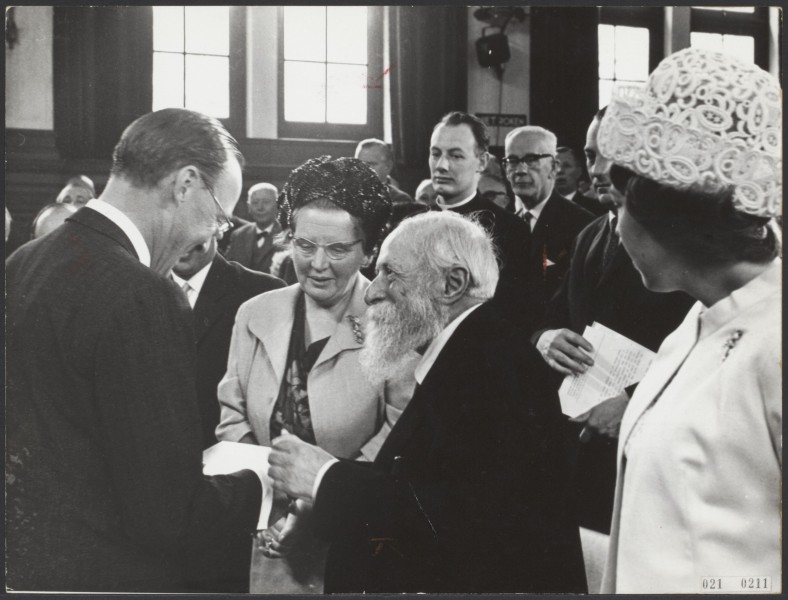 Martin Buber ontvangt in het Tropenmuseum de Erasmusprijs uit handen van prins Bernhard. Tussen hen in koningin Juliana