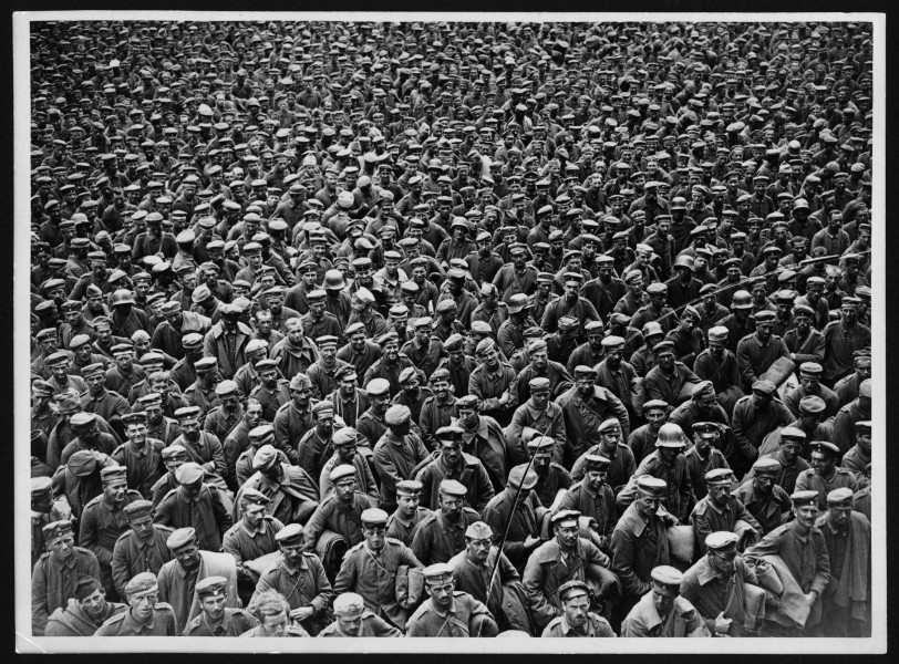 Massed German prisoners, France, during World War I (3017147916)