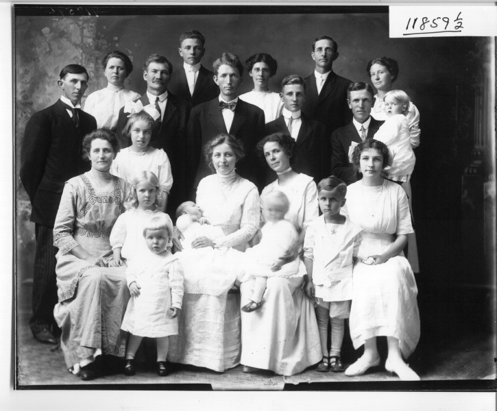 Mrs. Elmer Coulter family portrait 1912 (3191598970)