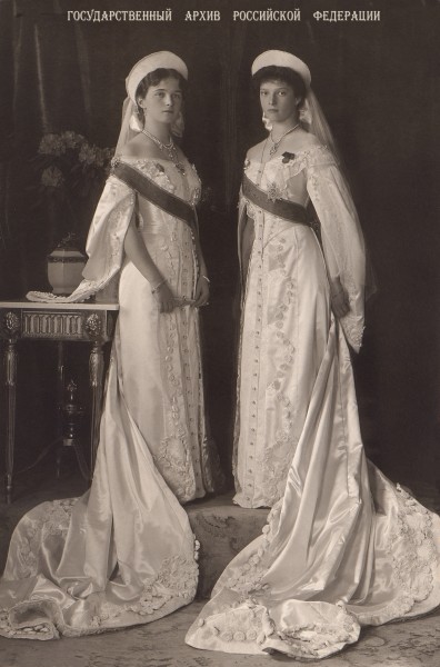 Olga és Tatjána in court gown 1913