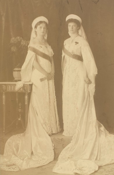 Olga and Tatiana in court gown 1913