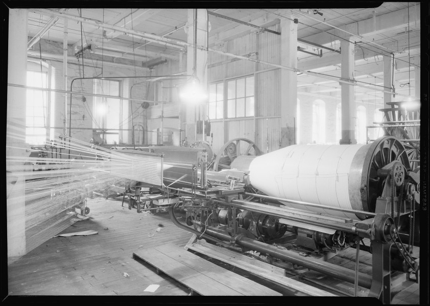 Paterson, New Jersey - Textiles. (Large textile machine.) - NARA - 518766