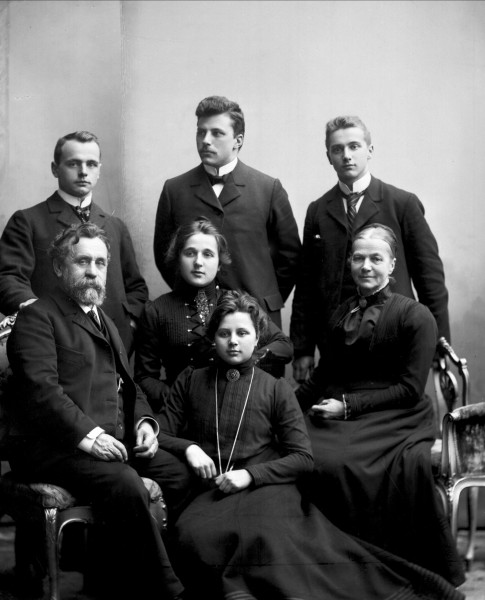 Paus family portrait NFB-18645