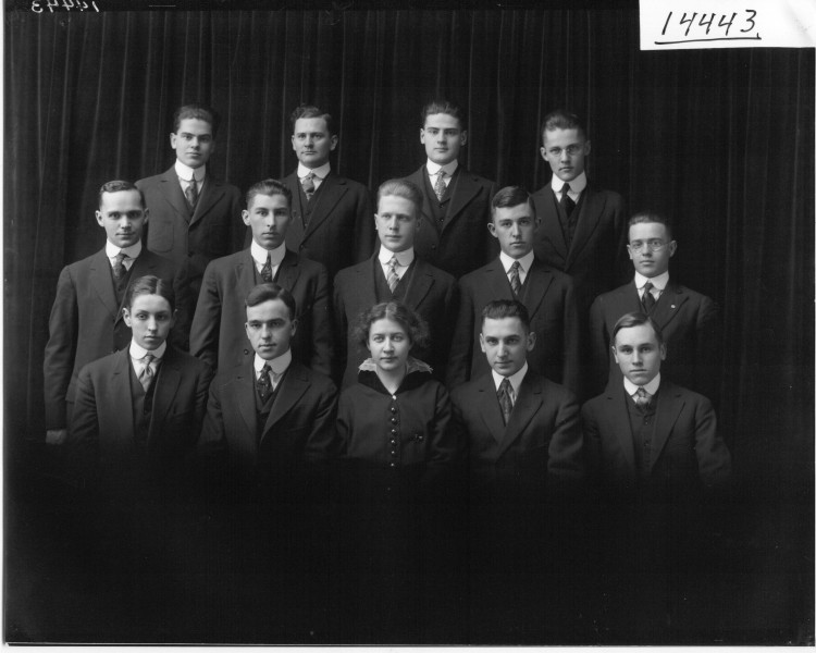 Portrait photograph of unidentified group 1915 (3191412779)