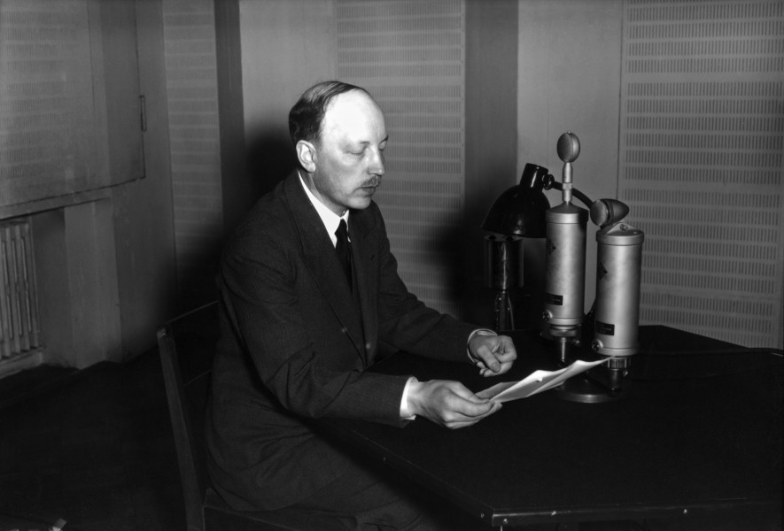 Prime Minister Risto Ryti speaking on the radio 18.8.1940.